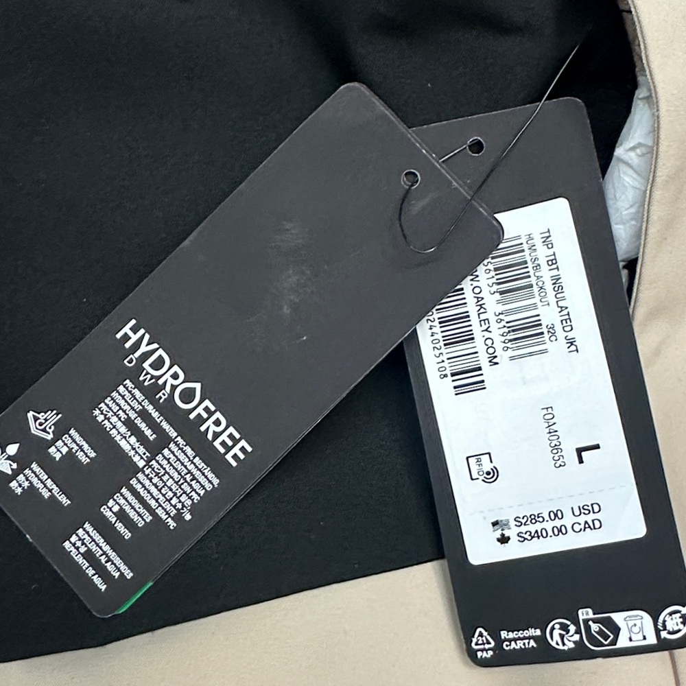 Oakley Men's Black and Cream Ski Jacket - Picture 9 of 14